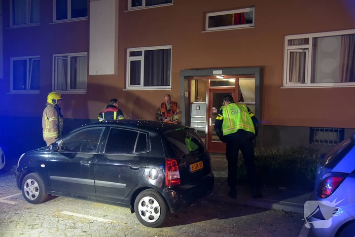 Schade door ontploffing vuurwerkbom in portiekflat