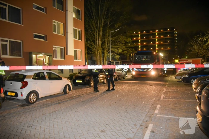 Schade door ontploffing vuurwerkbom in portiekflat