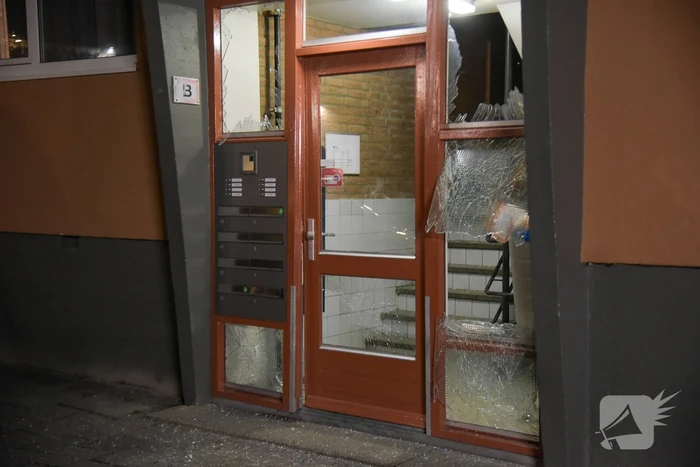 Schade door ontploffing vuurwerkbom in portiekflat