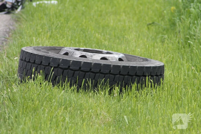 Vrachtwagen verliest achterband