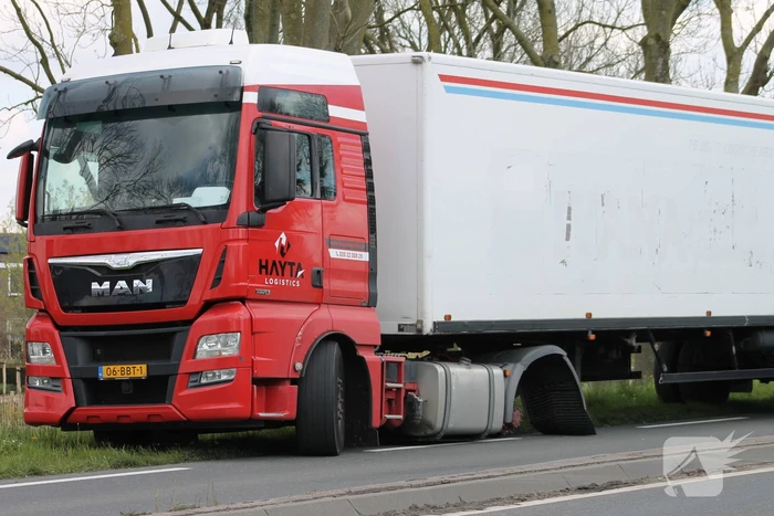 Vrachtwagen verliest achterband