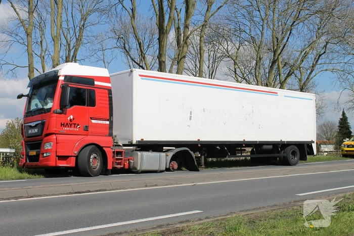 Vrachtwagen verliest achterband