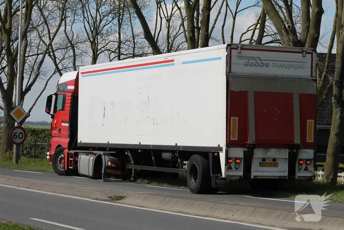 Vrachtwagen verliest achterband