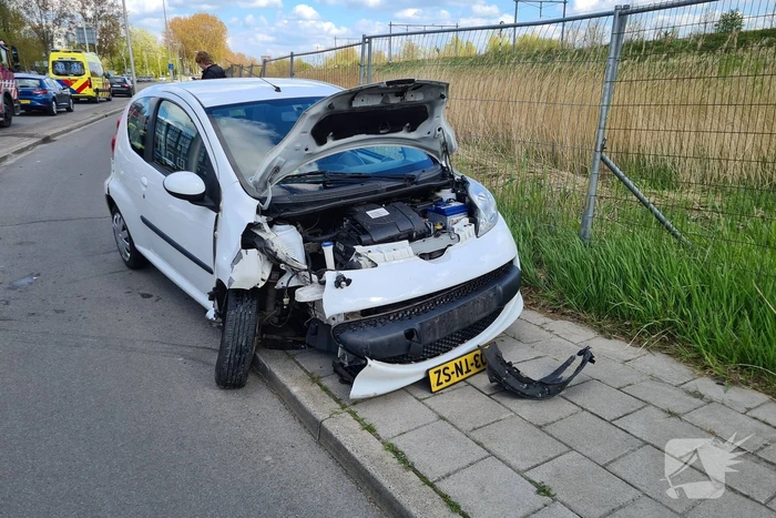Personenauto totalloss door botsing tegen lantarenpaal