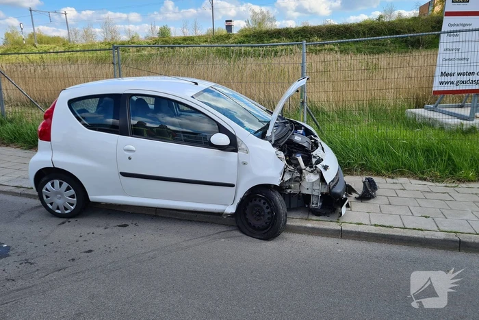Personenauto totalloss door botsing tegen lantarenpaal