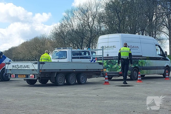Politie deelt bekeuringen uit bij politiecontrole