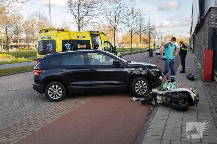 Scooterrijder gewond door botsing met personenauto