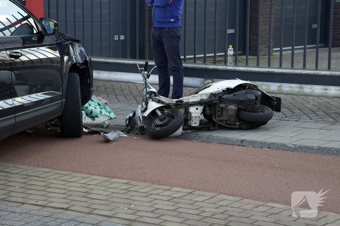 Scooterrijder gewond door botsing met personenauto