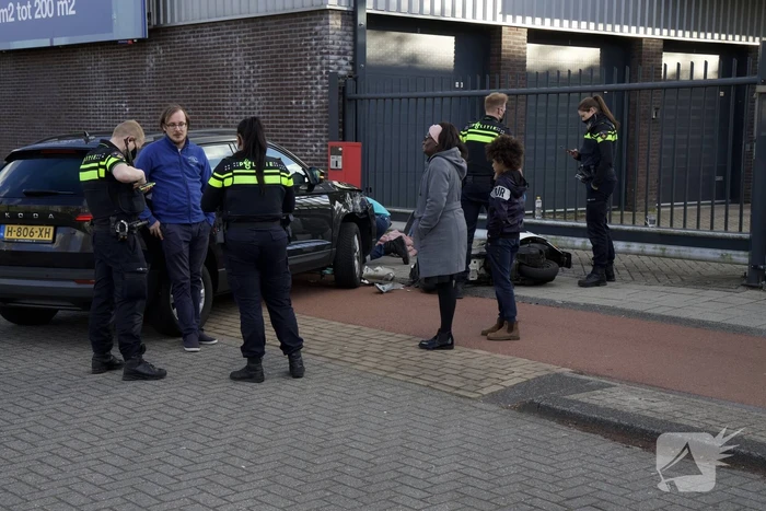 Scooterrijder gewond door botsing met personenauto