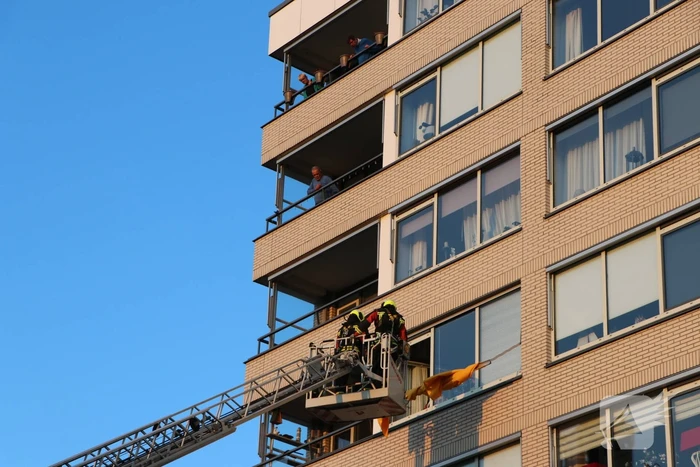 Brandweer ingezet voor los hangend zonnescherm