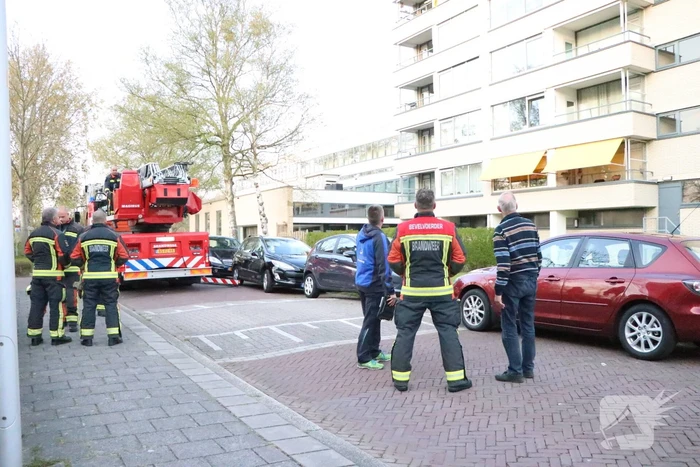 Brandweer ingezet voor los hangend zonnescherm