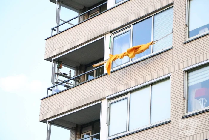 Brandweer ingezet voor los hangend zonnescherm