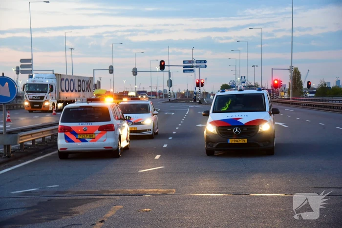 Vrachtwagen gekanteld op oprit van snelweg
