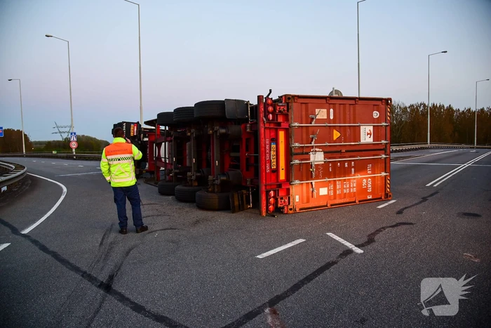 Vrachtwagen gekanteld op oprit van snelweg