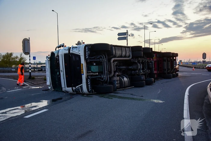 Vrachtwagen gekanteld op oprit van snelweg