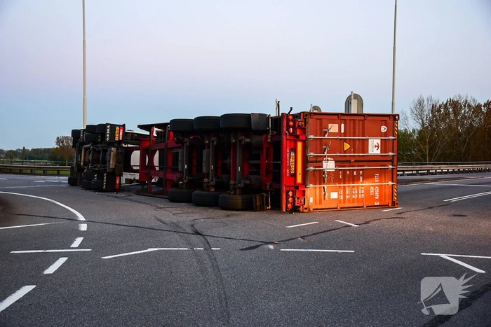 Vrachtwagen gekanteld op oprit van snelweg