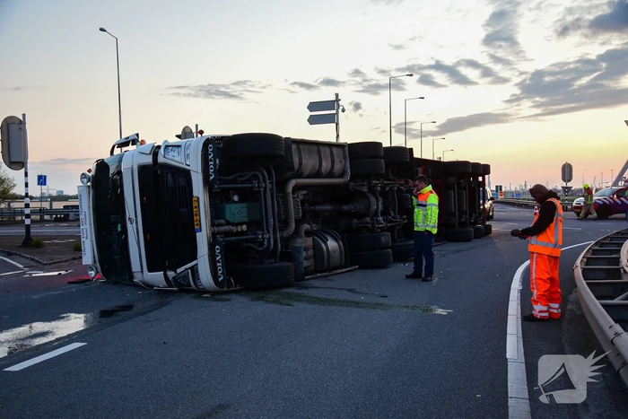 Vrachtwagen gekanteld op oprit van snelweg