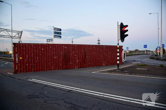 Vrachtwagen gekanteld op oprit van snelweg
