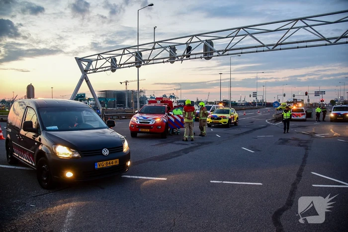 Vrachtwagen gekanteld op oprit van snelweg