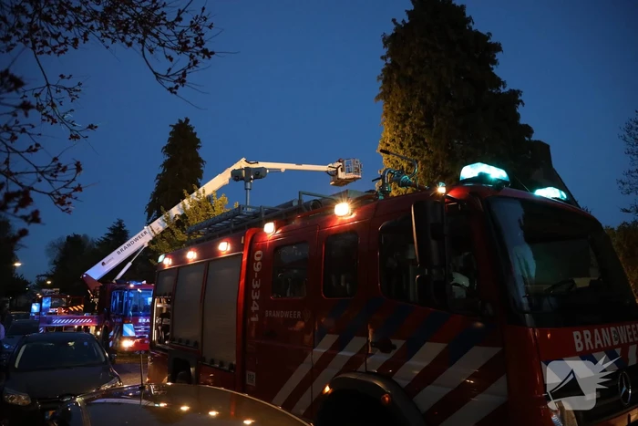 Brandweer blust schoorsteenbrand