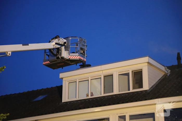 Brandweer blust schoorsteenbrand