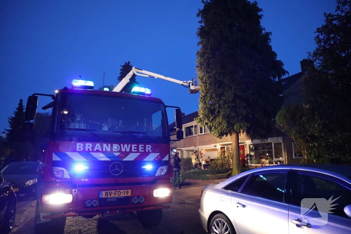 Brandweer blust schoorsteenbrand