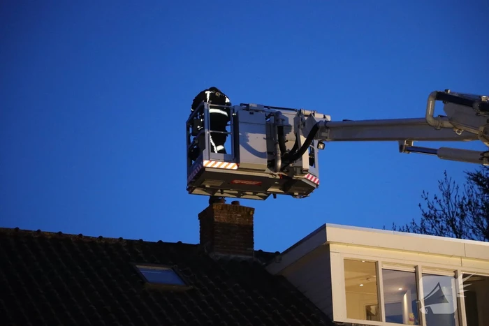 Brandweer blust schoorsteenbrand