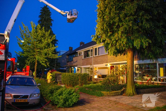 Brandweer blust schoorsteenbrand