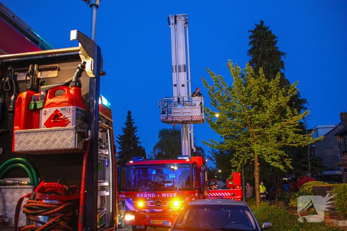Brandweer blust schoorsteenbrand