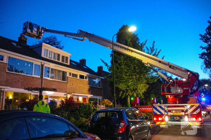 Brandweer blust schoorsteenbrand