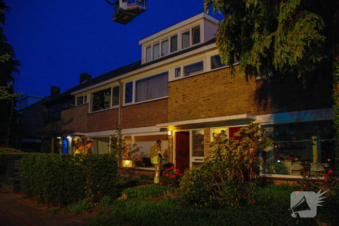 Brandweer blust schoorsteenbrand