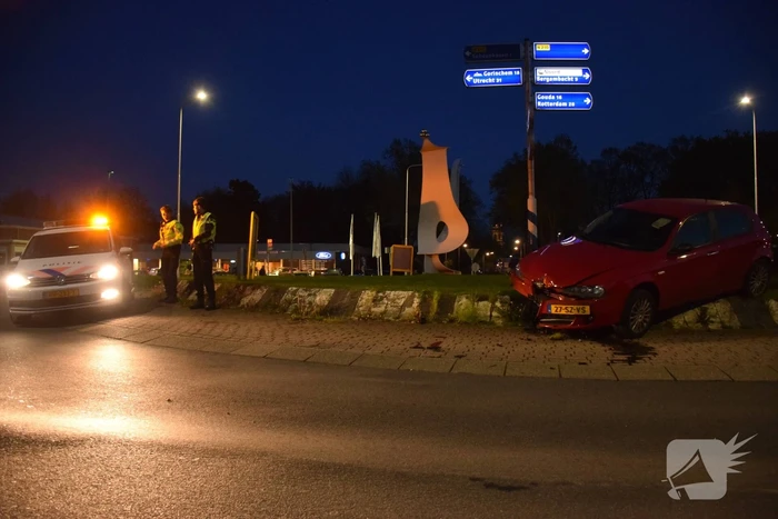 Auto gaat rechtdoor over rotonde, bestuurder onder invloed