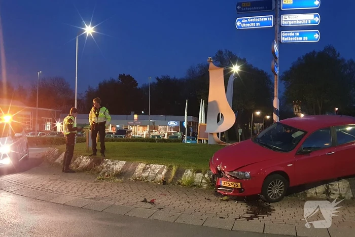 Auto gaat rechtdoor over rotonde, bestuurder onder invloed