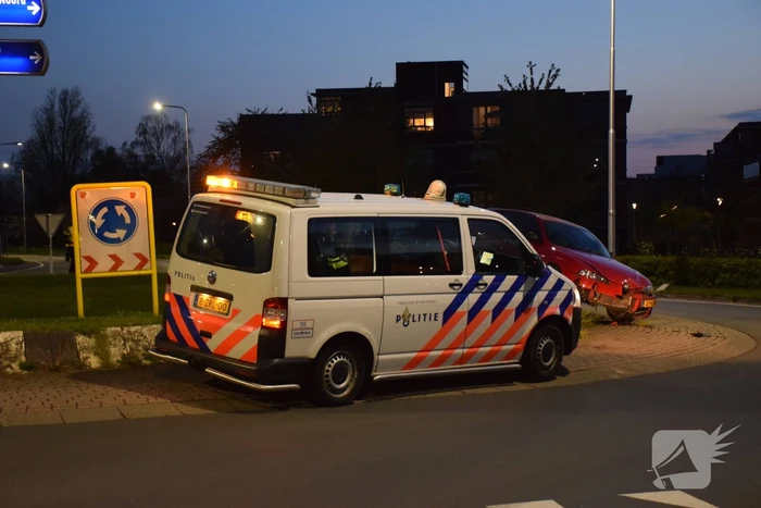 Auto gaat rechtdoor over rotonde, bestuurder onder invloed