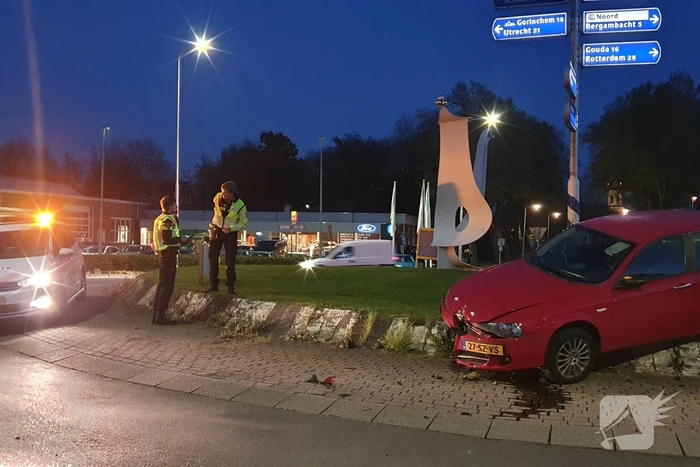 Auto gaat rechtdoor over rotonde, bestuurder onder invloed