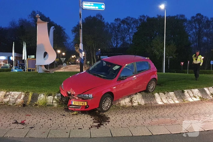 Auto gaat rechtdoor over rotonde, bestuurder onder invloed