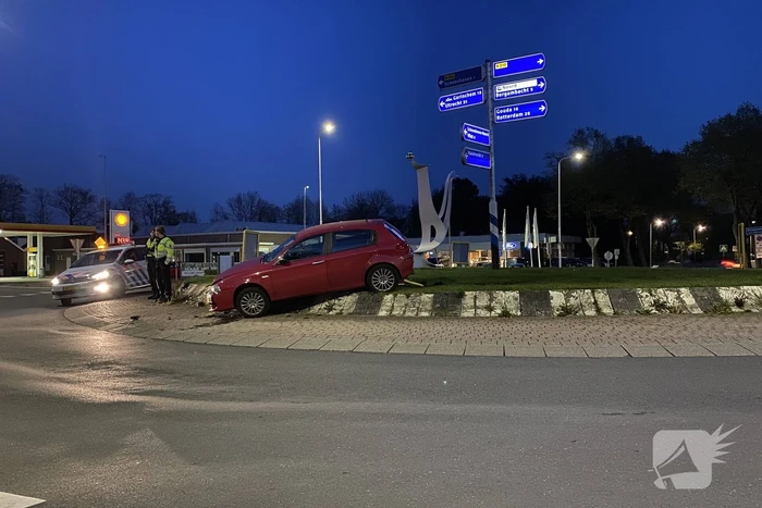 Auto gaat rechtdoor over rotonde, bestuurder onder invloed