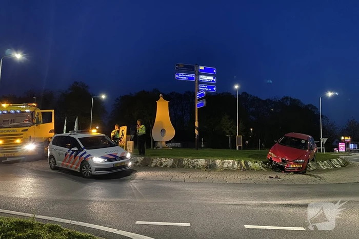 Auto gaat rechtdoor over rotonde, bestuurder onder invloed