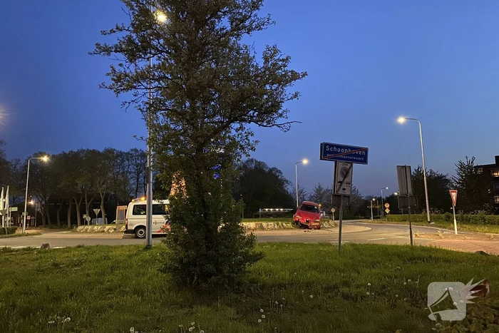 Auto gaat rechtdoor over rotonde, bestuurder onder invloed