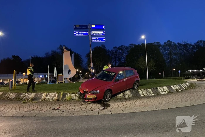 Auto gaat rechtdoor over rotonde, bestuurder onder invloed