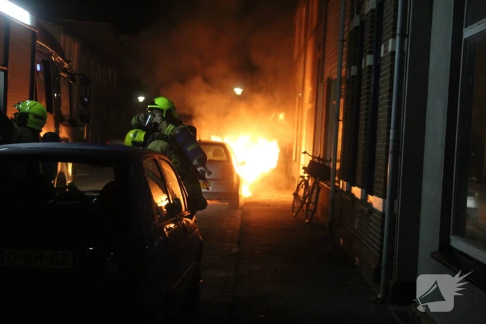 Auto vliegt in brand