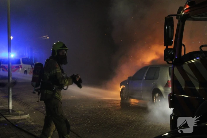Auto vliegt in brand