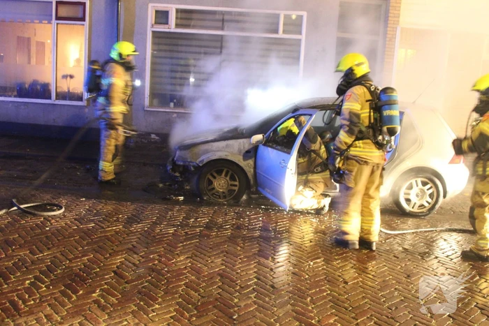Auto vliegt in brand
