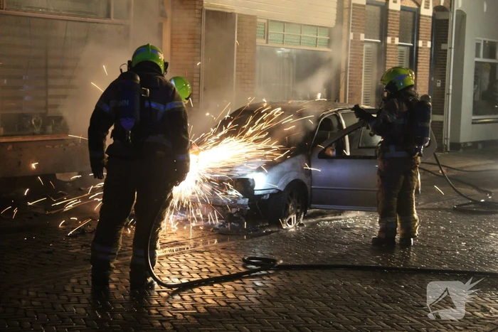 Auto vliegt in brand