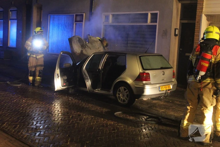 Auto vliegt in brand