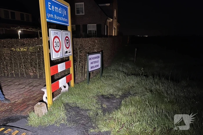 Brandweer blust brandende band op midden van weg