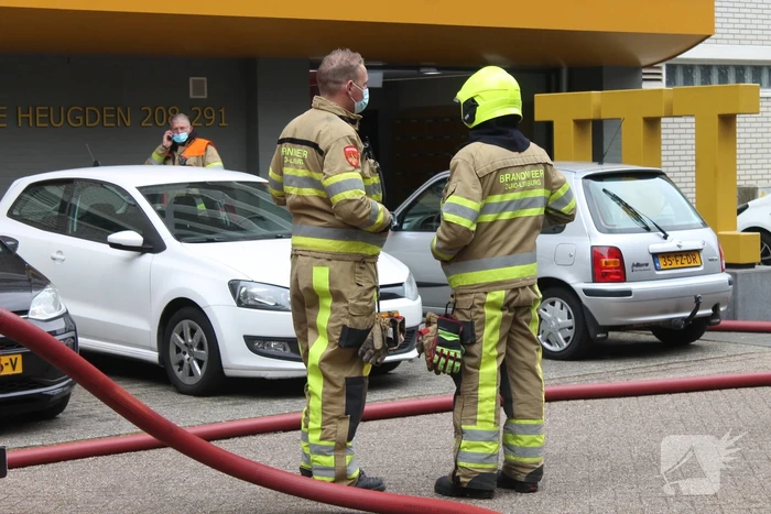 Brandweer blust brand in woning
