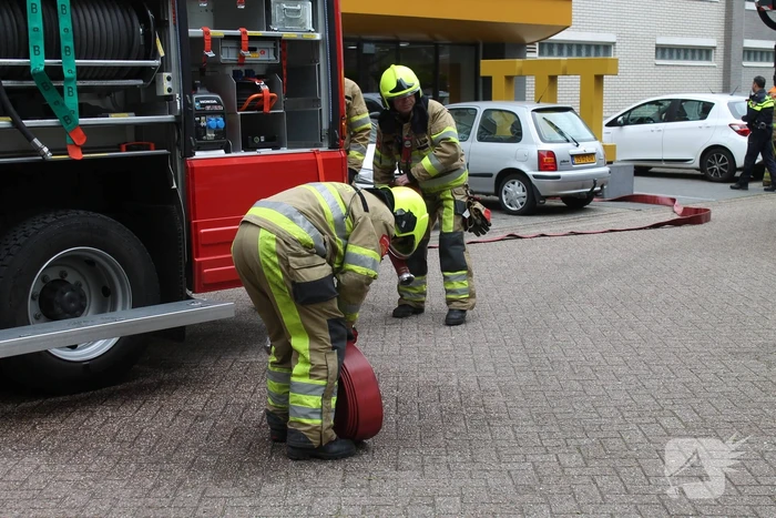 Brandweer blust brand in woning