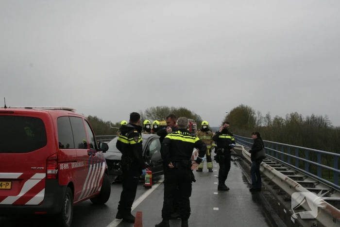 Twee gewonden na ernstig ongeval op brug