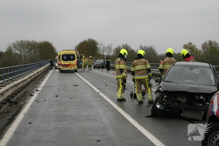 Twee gewonden na ernstig ongeval op brug
